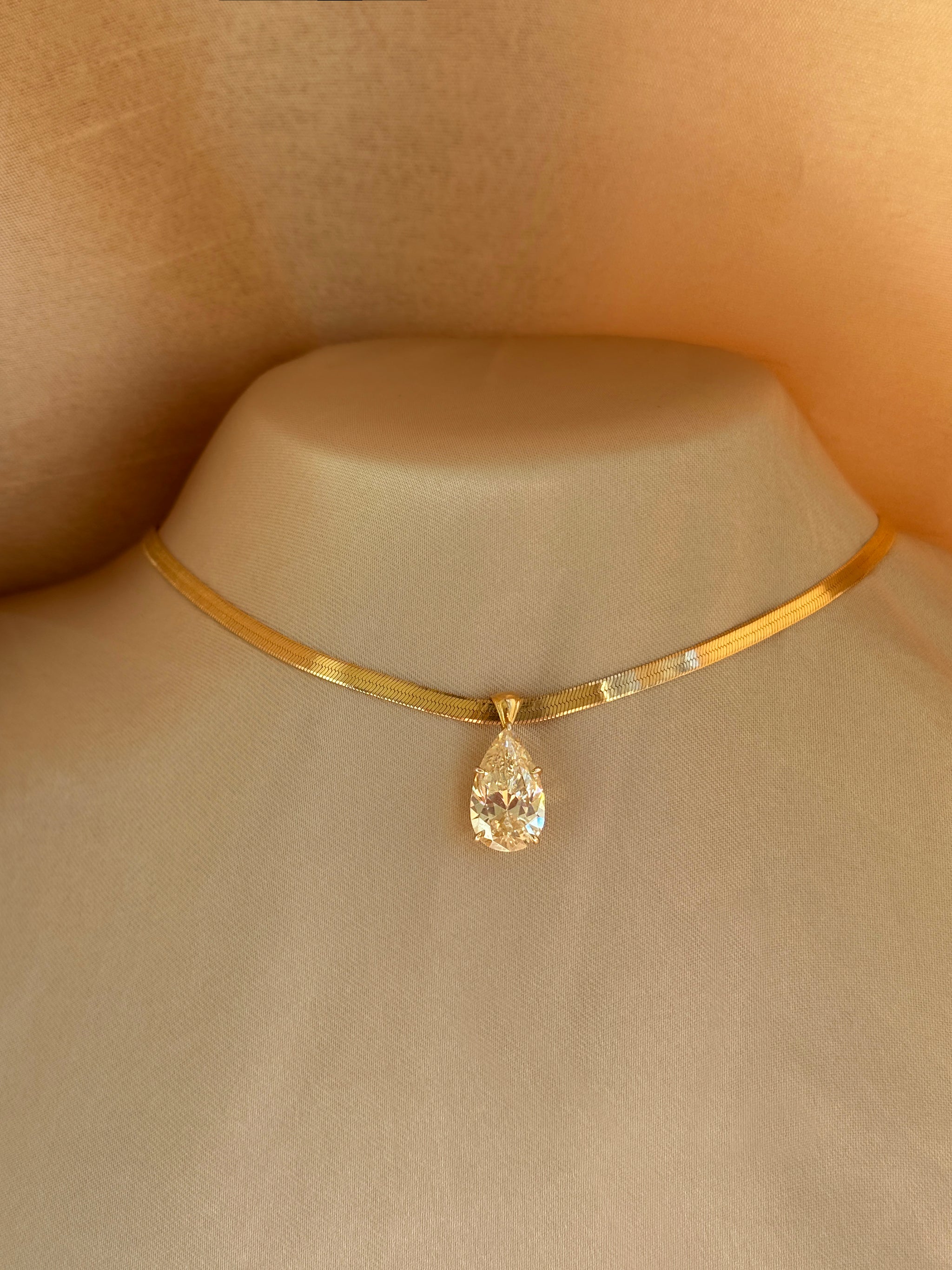 GOLDEN PEAR NECKLACE main image 1